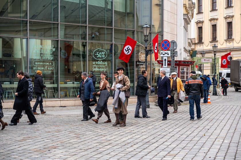 Plan zdjęciowy w okolicach Uniwersytetu Wrocławskiego. - Z uwagi na szczególne tło historyczne serialu (nazistowskie Niemcy lat 30. XX wieku), w przestrzeni miasta powstaną plany scenograficzne, uwzględniające określone znaki i symbole, charakterystyczne dla danego okresu historycznego, których nie należy w żaden sposób interpretować dosłownie – są jedynie dekoracją do filmu - informuje producent filmu